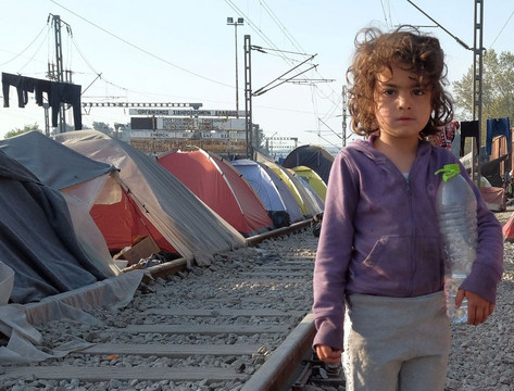 Kleines Mädchen in Flüchtlingslager in Idomeni/Griechenland 