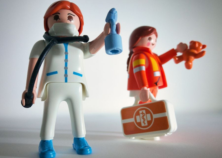 Playmobilfiguren Pflegerin und Rettungssanitäterin mit Teddybär