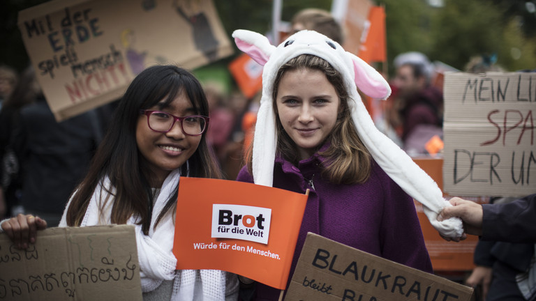 Zwei junge Frauen auf der Klimastreik Demo in Berlin 2019
