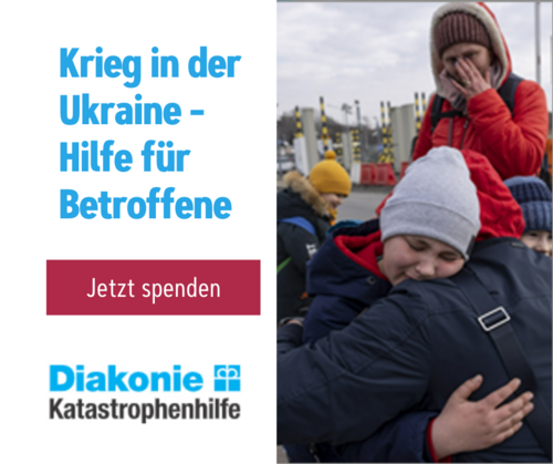 Text auf Bild Krieg in der Ukraine Hilfe für Betroffene daneben weinende Frau und Kind, das umarmt wird